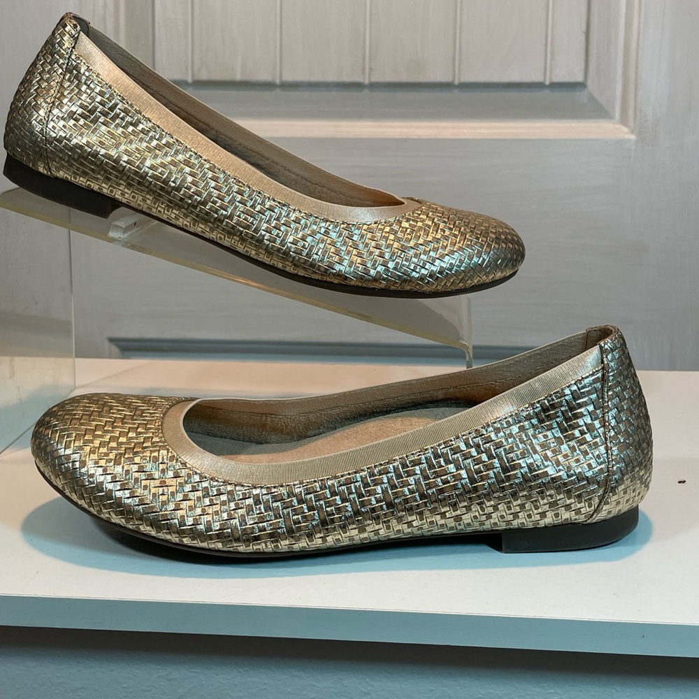 Vionic Anita gold ballet flats Sz 7 wide comfort shoe